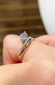 Anillo de Compromiso con Moissanita de Corte Marquesa de 3 Quilates |   Anillo Pavé en Espiral Chapado en Oro sobre Plata 925 |   Anillo con Diamante de Laboratorio con Engaste de Puntas - Product Image 4