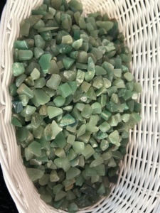 Pierre d'aventurine verte naturelle pour petite pierre à puce de guérison cristal Reiki de forme irrégulière pour la guérison et la décoration intérieure - Product Image 4