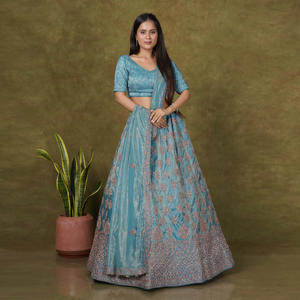 Lehenga Choli de Tela Fandy |   Obra de arte elaborada con lentejuelas y hilo |   Borde festoneado grande |   Dupatta coordinada para ropa festiva de alta calidad - Product Image 4