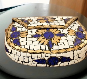 Bolso de mano metálico personalizado con mosaico de latón y decoración de perlas, suave y elegante para fiestas. - Product Image 2