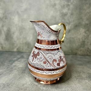 Jarra de cobre clásica con grabado floral, ideal como centro de mesa y para servir a los invitados, venta al por mayor desde India. - Product Image 3