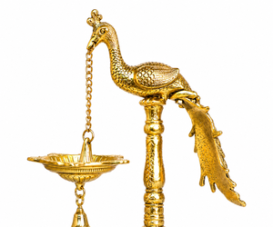 Support de Diya suspendu en laiton artisanal, motif paon avec clochette, design Art Déco, lampe à huile traditionnelle indienne pour le Diwali, décoration de table - Product Image 4