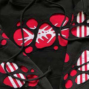Sudadera con Capucha Negra Extra Grande con Aplique de Huella Roja, Manga Larga, Unisex, Estilo Casual Urbano, Ropa de Otoño - Product Image 4