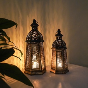 Lanterne marocaine vintage en bronze noir avec décorations ajourées complexes, porte-bougie décoratif pour la décoration de la maison pendant le Ramadan - Product Image 3