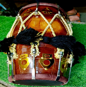 Dholak en bois naturel avec lacets traditionnels en corde, pompons décoratifs blancs et colorés, et une sangle de transport noire. - Product Image 5