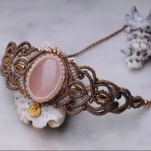 Pulsera de Macramé Marrón Hecha a Mano con Cuarzo Rosa, Joyería Curativa Ajustable Estilo Boho - Product Image 1