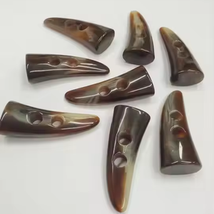 Botones de Cuerno Modernos Hechos a Mano de Alta Calidad y Ecológicos con 2 Agujeros - Product Image 1