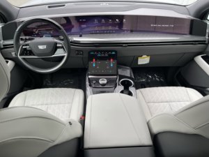 Cadillac ESCALADE IQ hybride de luxe 2026, SUV à transmission intégrale avec toit ouvrant panoramique et sièges en cuir - Product Image 5