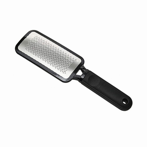 Lima de pies de acero inoxidable alemán con mango de plástico de un solo lado, lima de pedicura con papel de lija para el cuidado de los pies, elimina callosidades y piel muerta. - Product Image 1