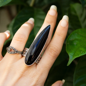 Bague en argent de style bohème faite à la main avec pierre précieuse en onyx noir de forme longue et ovale - Product Image 4