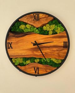Reloj de Pared de Madera de Olivo y Musgo Hecho a Mano: Decoración Personalizada para el Hogar - Product Image 6
