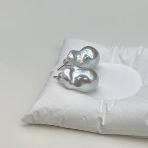 Boucles d'oreilles baroques en or 18 carats, perles d'eau douce naturelles françaises, perles exagérées, niche, niches - Product Image 1