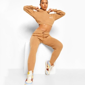 Conjuntos deportivos de lana con logotipo personalizado para mujer, de alta calidad, de dos piezas, con sudadera con capucha y media cremallera y pantalones tipo jogger. - Product Image 1