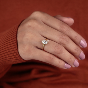 Bague de fiançailles solitaire en or 14 carats avec diamant de laboratoire taille poire 2,00 carats certifié IGI, sertie clos, bijoux de mariée personnalisés pour femme Kirti - Product Image 4