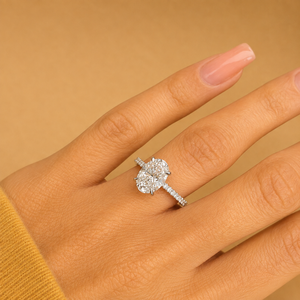 Bague de fiançailles en or 14 carats avec diamant ovale de 2,5 carats de taille TCW, cultivé en laboratoire, pavé de pierres latérales, halo caché, certifié IGI, clarté VVS2, couleur E - Product Image 1