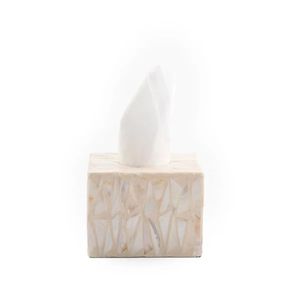 Caja de pañuelos de resina con incrustaciones de hueso, inspirada en técnicas artesanales para un expresión decorativa auténtica. - Product Image 1