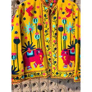 เสื้อแจ็คเก็ตผ้ากำมะหยี่สีเหลืองสไตล์โบฮีเมียนสำหรับผู้หญิง ปักลายดอกไม้หลากสี ลายช้าง คอตั้ง เสื้อคลุมวินเทจสำหรับฤดูใบไม้ผลิ - Product Image 4