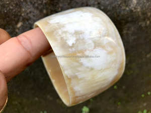 Bracelet de mode 100% naturel Bracelets maigres Matériau en corne de buffle naturelle avec un design simple pour les femmes par FWE - Product Image 5