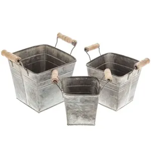 Jardinera galvanizada elevada con patas de madera para cultivar flores, hierbas y plantas decorativas en estilo rústico - Product Image 6