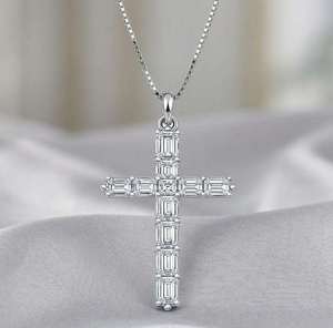Pendentif Croix en Diamant Taillé Émeraude Plaqué Or Quatorze Carats Certifié, Trente Millimètres, Bijou Religieux Fin - Product Image 5