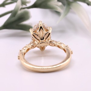 Bague de fiançailles vintage ovale en diamant de laboratoire, or jaune, six griffes, motif lotus, halo caché, bande marquise, solitaire, joaillerie fine - Product Image 4
