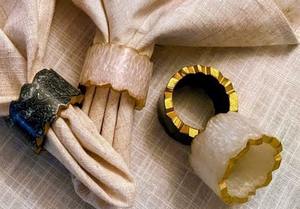 Anneaux de serviette en résine de haute qualité avec accents dorés, élégants et durables, pour restaurants et maisons, disponibles à la vente - Product Image 4