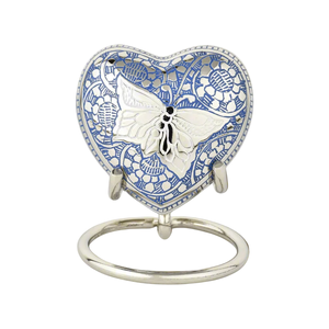 Elegante Urna Conmemorativa en Forma de Corazón Plateada y Dorada con Motivo Floral Grabado a Mano y Base Plateada - Product Image 3