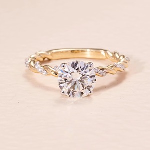 Anillo de Compromiso con Diamante Cultivado en Laboratorio, Banda de Diamantes Trenzada en Oro Sólido de 14k, 2 Quilates, Certificado IGI de Lujo - Product Image 1