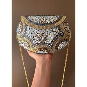 Elegante Bolso de Mano de Metal Plateado Antiguo para Mujer, Accesorio de Moda con Cristales para Vestir de Noche, Modelo RR202514920 de RR ENTERPRISES - Product Image 4