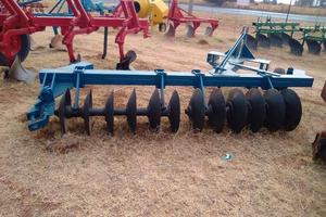 Arado de discos cultivador de 4.5m/4.9m/5.4m con enganche de tres puntos y rodamientos de alta resistencia en venta - Product Image 5