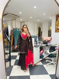 Ensemble Salwar Kameez Indien et Pakistanais en Soie Brodé Réversible avec Dupatta Lourde et Couleurs Contrastées pour Mariage et Cérémonies - Product Image 1