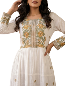 Robe Anarkali en coton blanc brodée, manches longues, à volants, longueur au sol, coupe ample, motif floral, vêtements ethniques indiens pour les fêtes - Product Image 3