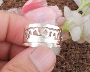 Bague en argent sterling 925 pour maman, gravée avec un nom personnalisé, cadeau pour la fête des mères, bague classique minimaliste empilable pour femme - Product Image 5