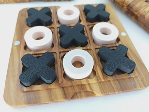 Jeu de Tic Tac Toe en bois naturel avec des pions noirs en forme de croix et des pions blancs en forme d'anneau, forme carrée arrondie, ensemble décoratif familial - Product Image 3