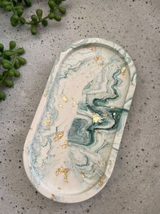 Plateau en résine de marbre vert écologique fait à la main avec des paillettes dorées et un motif floral, plateau de service irrégulier pour la décoration de la maison - Product Image 1