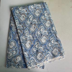 Tela de algodón estampada a mano con diseño paisley azul para vestidos, kurtis, prendas de vestir y textiles para el hogar - Product Image 4