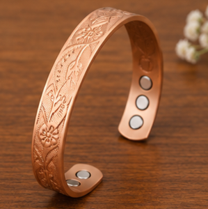Brazalete Magnético de Metal Puro con Grabado Botánico Auténtico, Joyería Metálica de Diseño Exquisito, Regalo Promocional Novedoso - Product Image 3