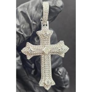 Pendentif Croix Chrétienne Premium avec Pierres de Diamant Moissanite VVS et Artisanat de Bijouterie Personnalisé - Product Image 1