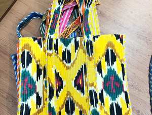 Sac fourre-tout en velours imprimé floral matelassé Inde. Sac à bandoulière indien bohème matelassé, rouge et vert, à fleurs, fait main - Product Image 4