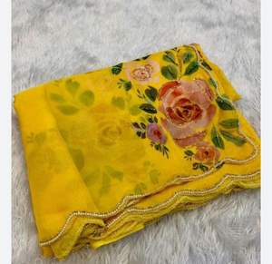 Sari en satin de soie doux et organza avec motif floral imprimé à la main et bordure ajourée Dena faite à la main aux couleurs nacrées pour femme, idéal pour les soirées - Product Image 2
