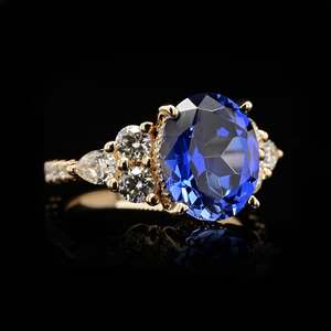 Bague pour femme en argent 925 avec saphir bleu taille ovale et accents de moissanite, style classique de fiançailles, sertissage à griffes - Product Image 3