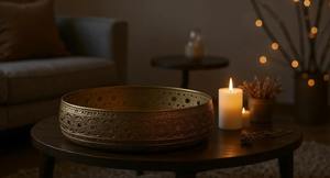 Plateau de service rond en métal doré ajouré, idéal pour les occasions festives, les mariages, les cadeaux, la présentation sur les tables à la maison et à l'hôtel, provenant d'Inde. - Product Image 4