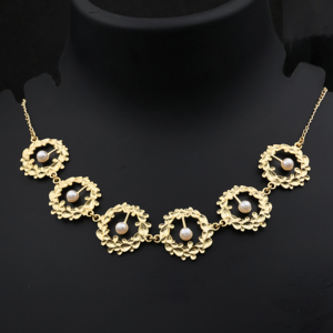 Collar Gargantilla de Aleación de Latón con Perlas de Agua Dulce y Baño de Oro de 18K, Diseño de Hoja Elegante Hecho a Mano, Joyería de Moda, Regalo para Mujer - Product Image 1