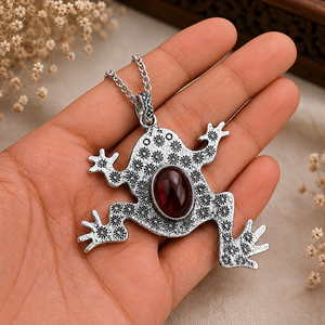 Pendentif grenat hydrocultivé en forme de grenouille avec gravure florale en laiton, artisanat pour collections de mode boutique - Product Image 2