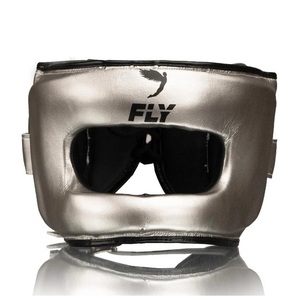 Ensemble de sparring MMA FLY personnalisé en cuir de vachette véritable avec sangle réglable, comprenant des gants de boxe, un protège-tête et un protège-guêtres - Product Image 3