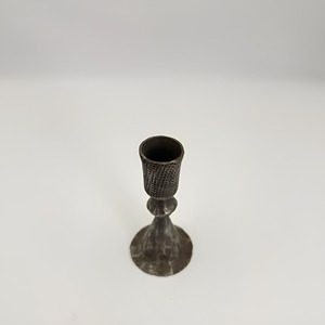 Support à bougie vintage brutaliste en fer, fait main, rustique, noir mat, pour bougies coniques, centre de table décoratif pour restaurants et événements - Product Image 3