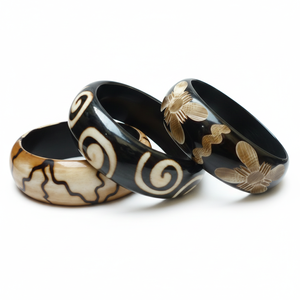 Bracelets en résine style bohème à imprimé africain – Ensemble de bijoux de luxe à motif tribal noir et crème, vente en gros – Bijoux tribaux épais - Product Image 1