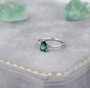 แหวนเงินแท้ประดับเพชร CZ สีเขียวมรกตทรงหยดน้ำ 1 กะรัต ขนาด 5x7 มม. แหวนเพทายสีเขียว แหวนรูปหยดน้ำ แหวนประจำเดือนพฤษภาคม - Product Image 5