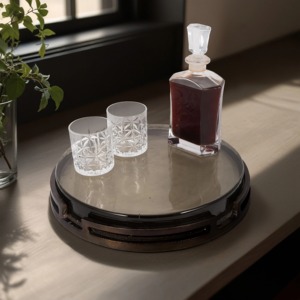 Plateau décoratif rond en métal avec finition vieillie antique, design industriel, pièce unique pour la décoration intérieure - Product Image 4