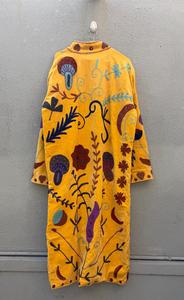 Veste matelassée en velours jaune Suzani, kimono brodé floral, ouverture sur le devant, vêtement d'extérieur pour femme, cadeau pour elle - Product Image 6
